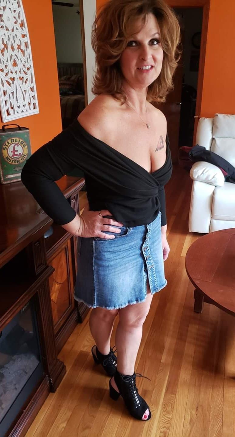 Hot Mature Busty Tattoo Wife Elizabeth