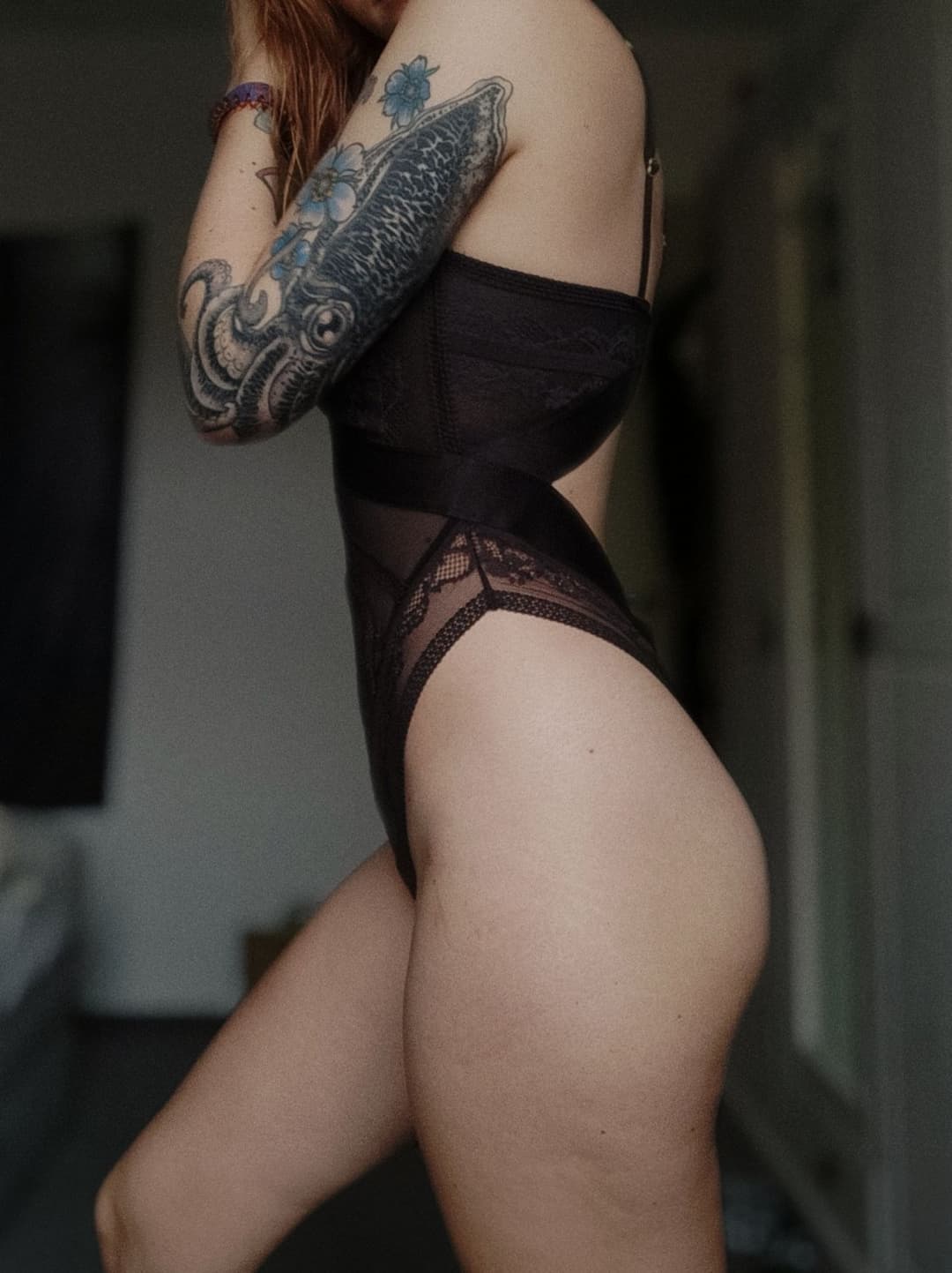 Web slut Julia showing off