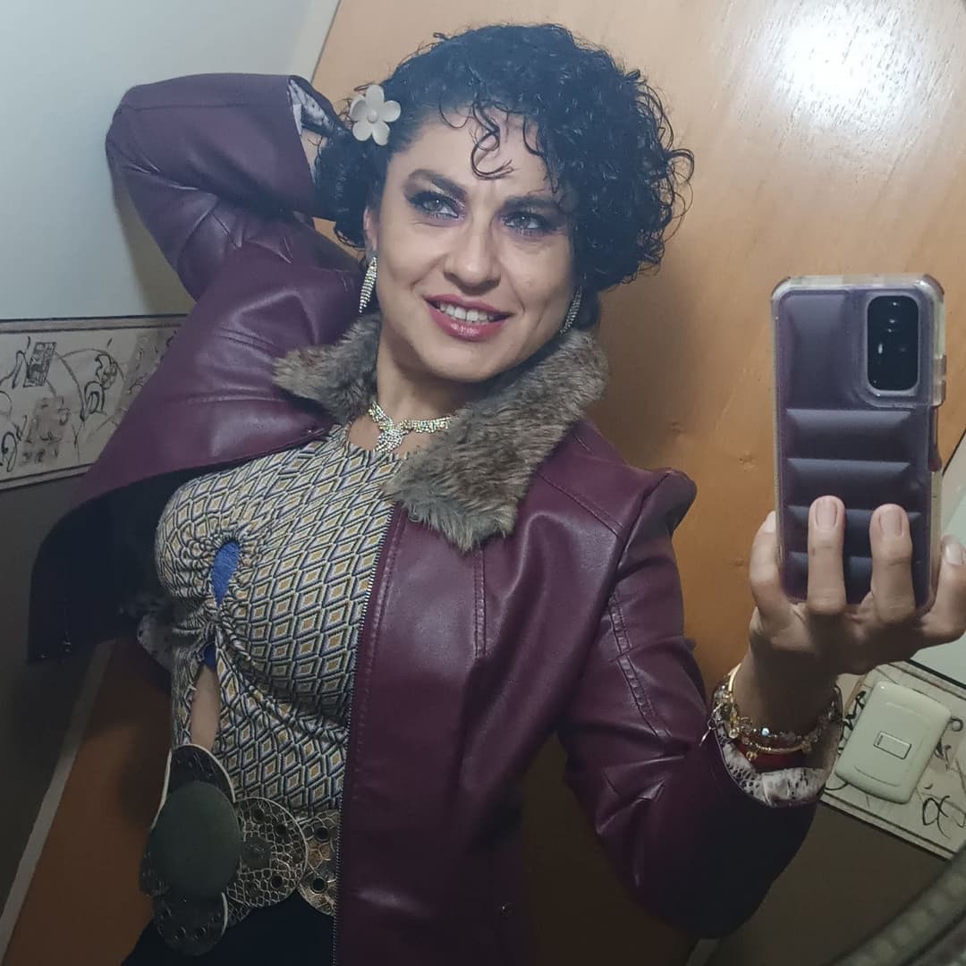 Anyone who wants to fall in love with my mexican mom and wants to fuck her? Girls, trans or guys.