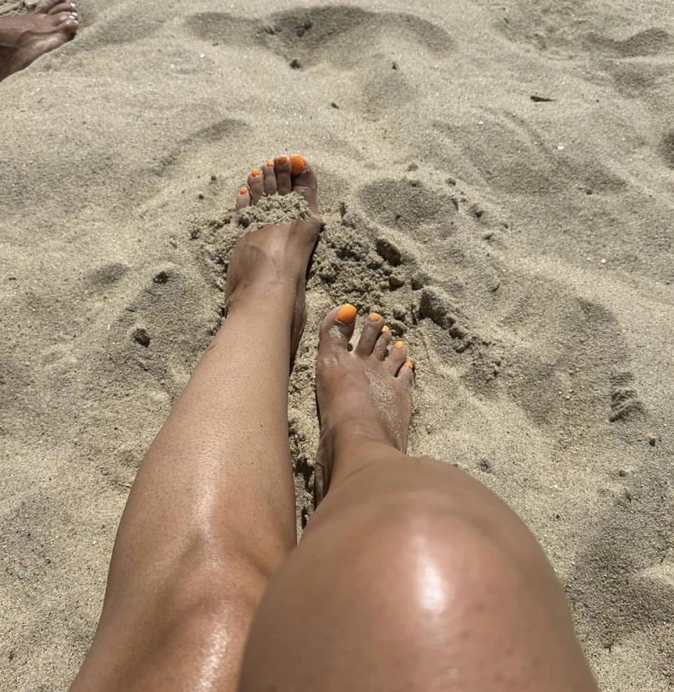 Milf with pretty feet and big melons