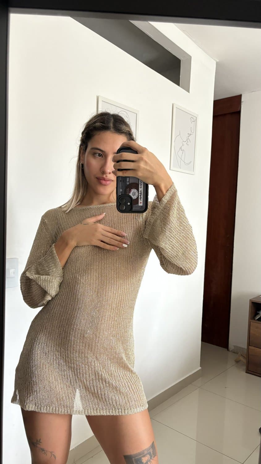 Click to view full size Novinha magrinha que adora usar vestido sem calcinha , experimentando lingeries e squichando