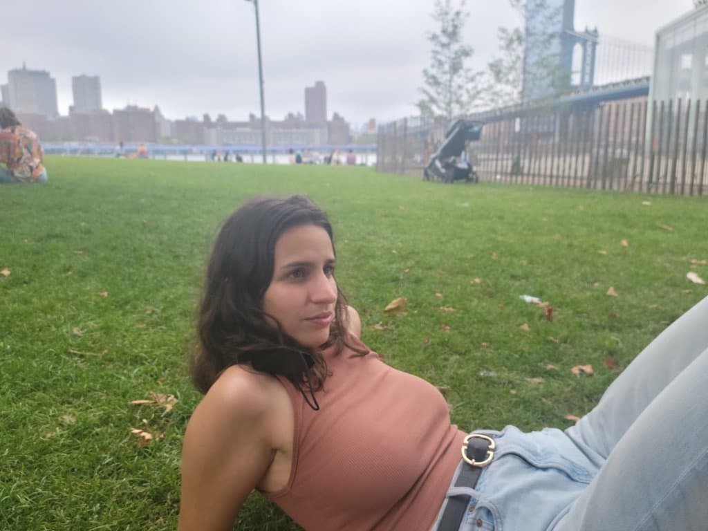 Who should get abused worst? (Green dress or black dress)