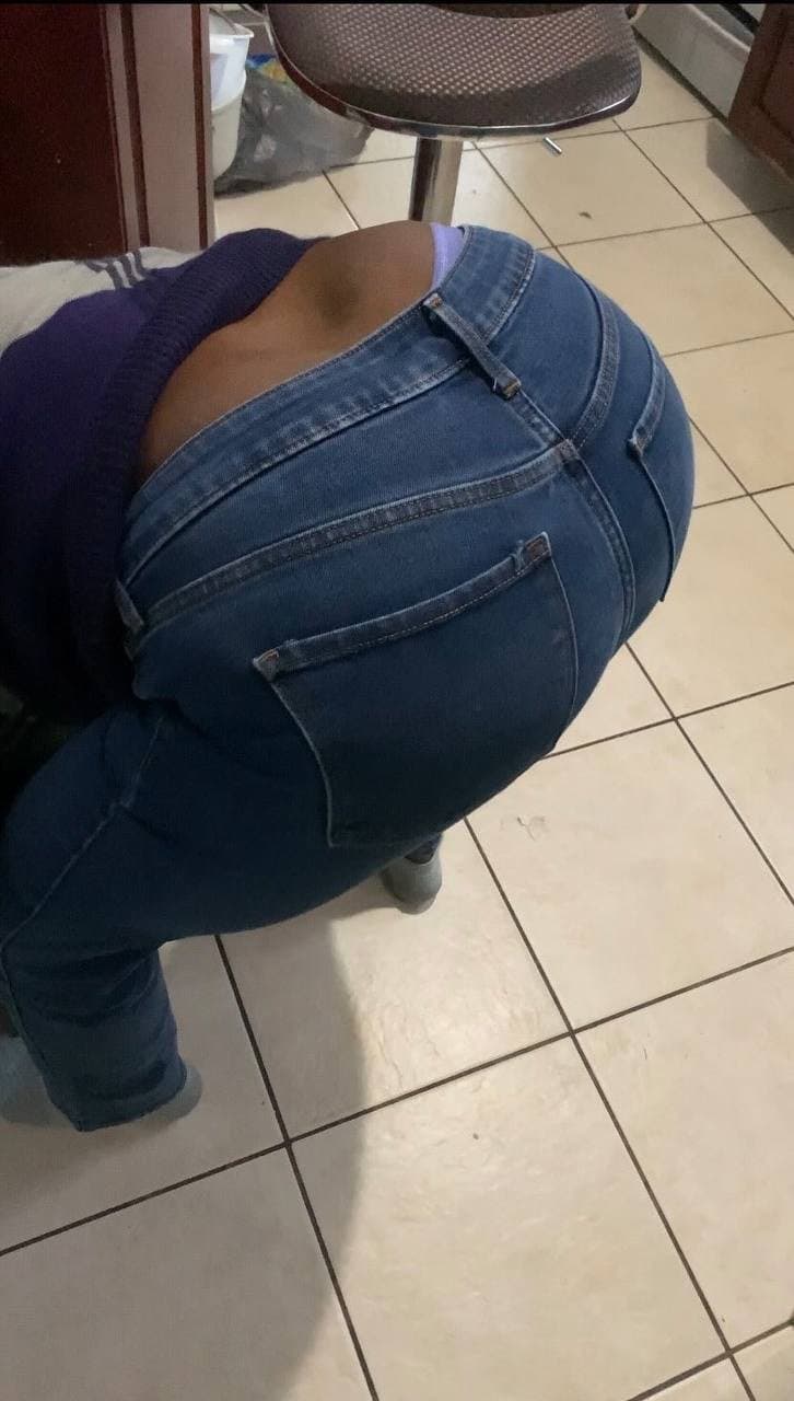 My moms ass creepshot 1