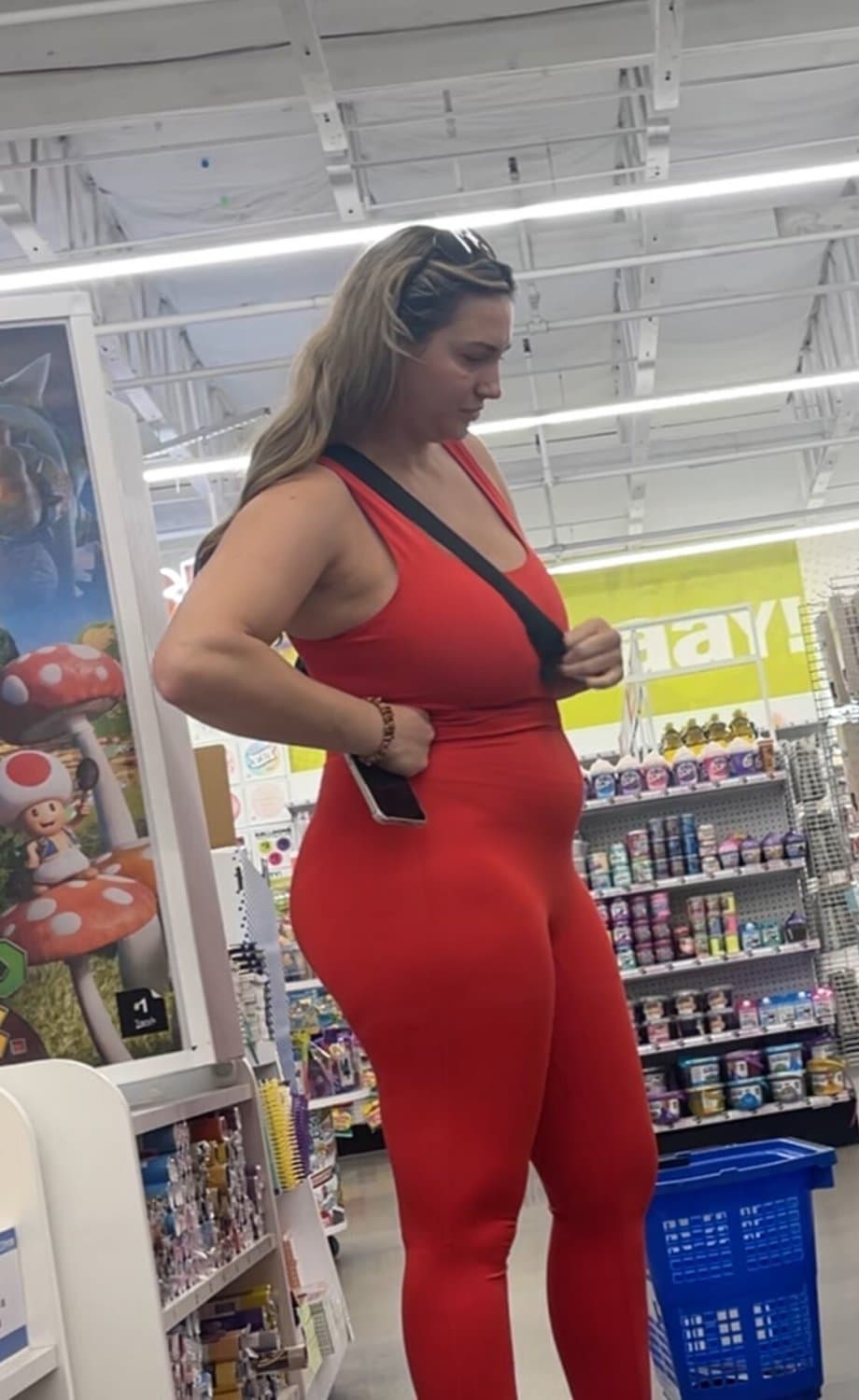 Blonde lady in red leggings creepshots leaked