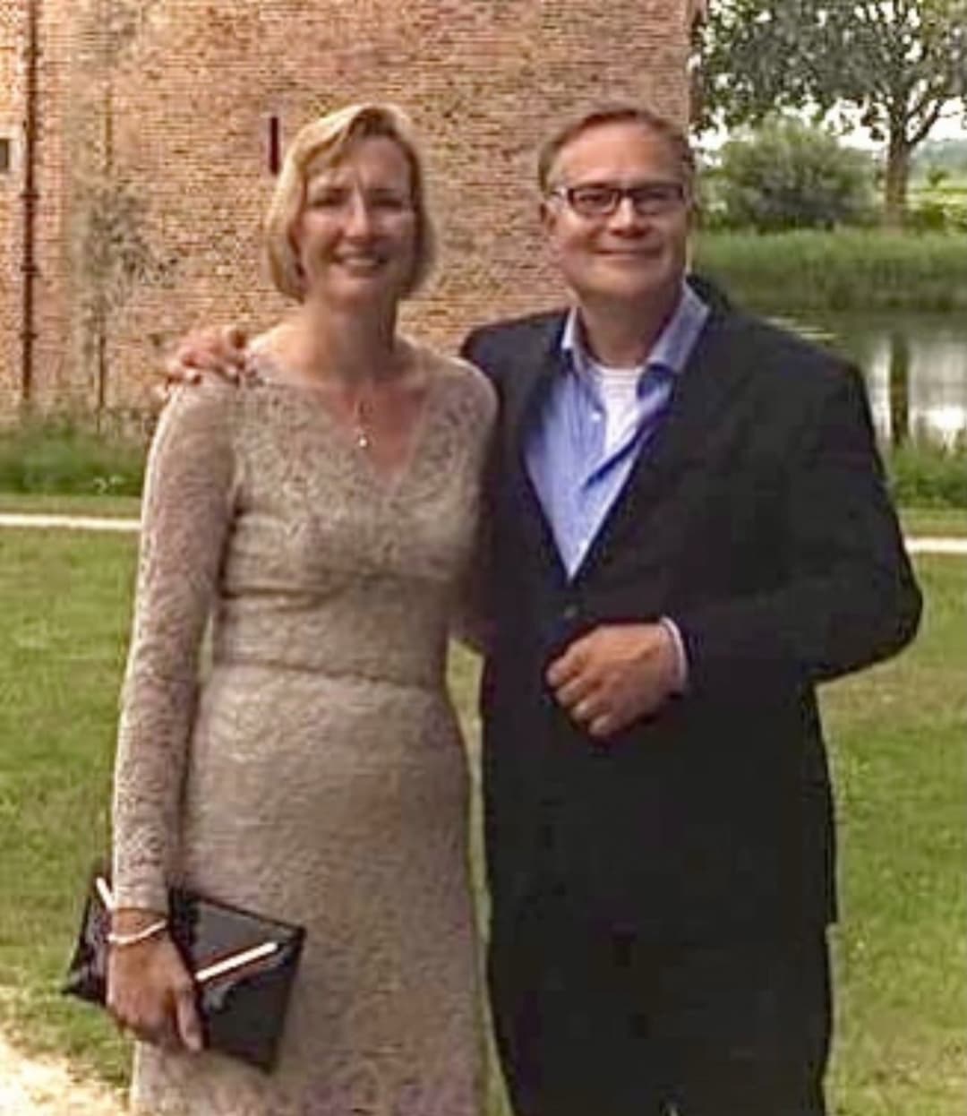 Dutch married slut dildoing & cumming