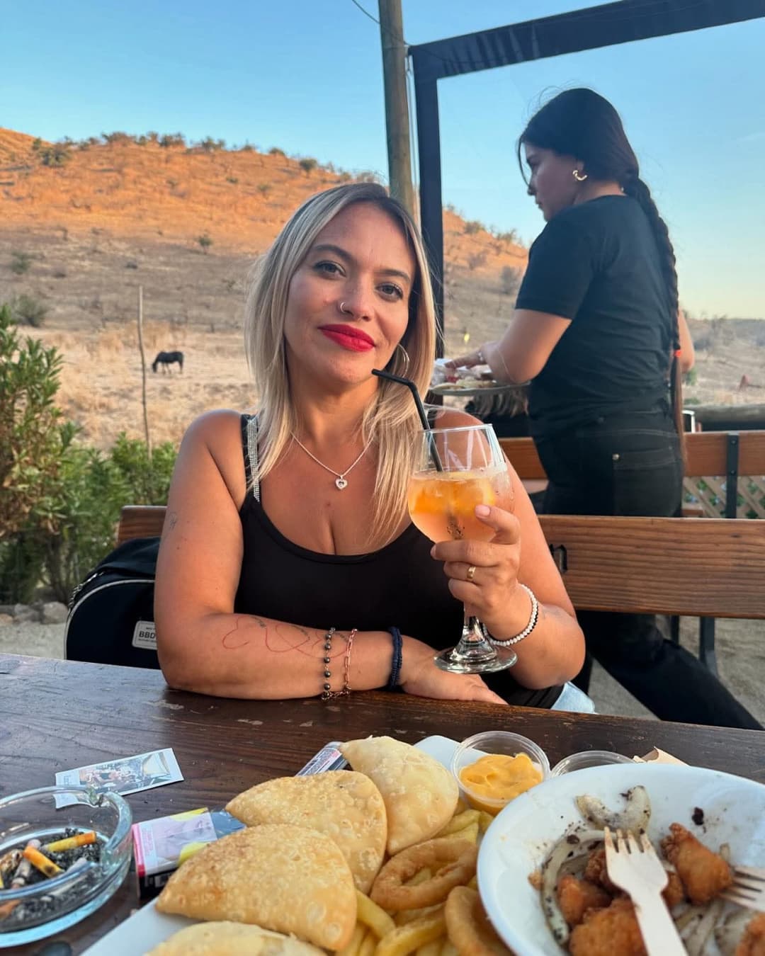 Haberme cogido a la mamá y unos años mas tarde a su hija fue excitante, las dos la chupan delicioso