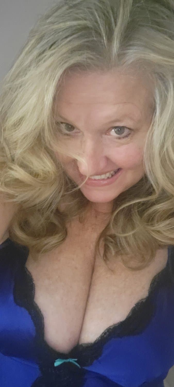 Playful milf with nice tits
