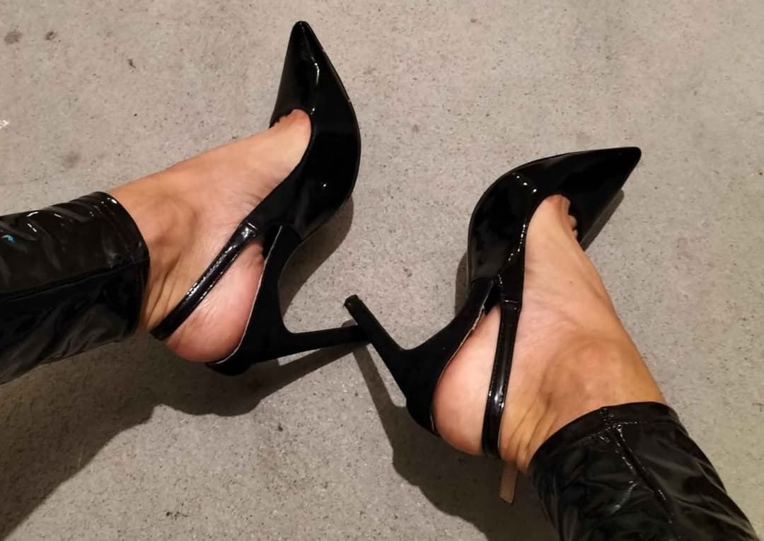 Click to view full size Sexy Feet in black High Heels ? ???
