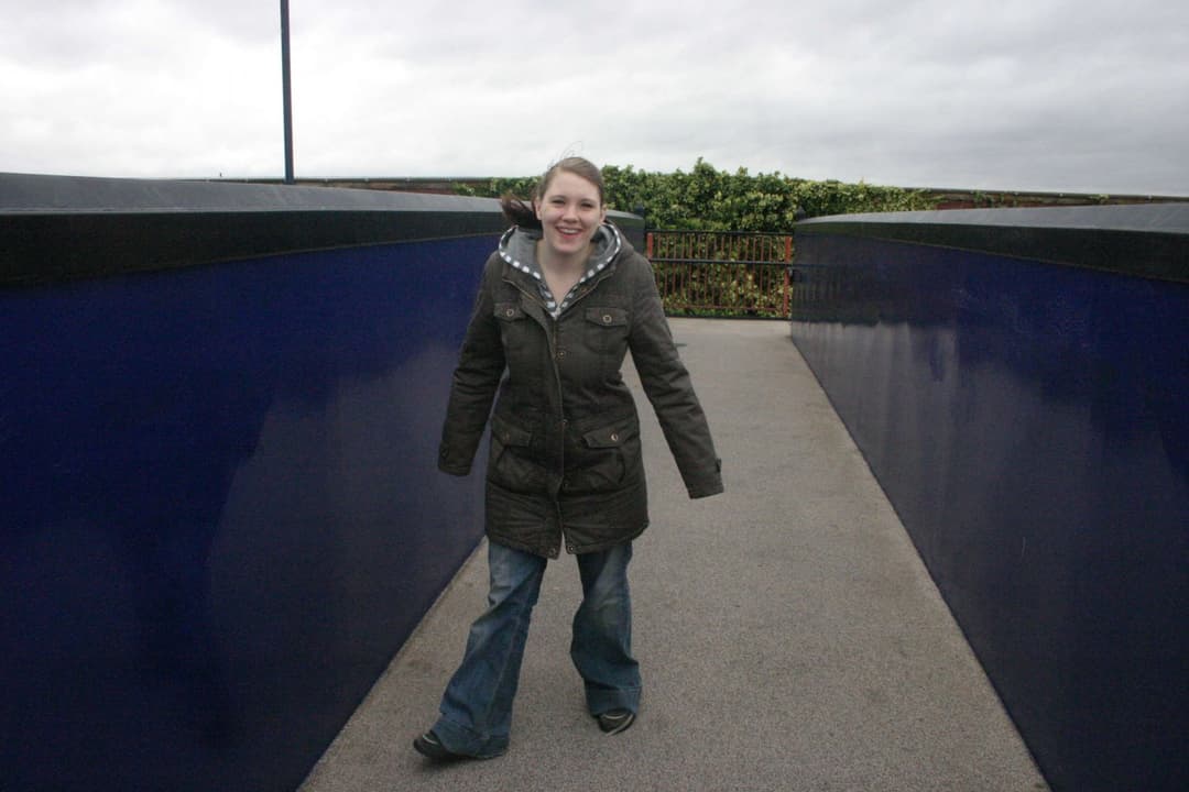 Amature in UK (001a): Baroness from Newcastle are naked outside