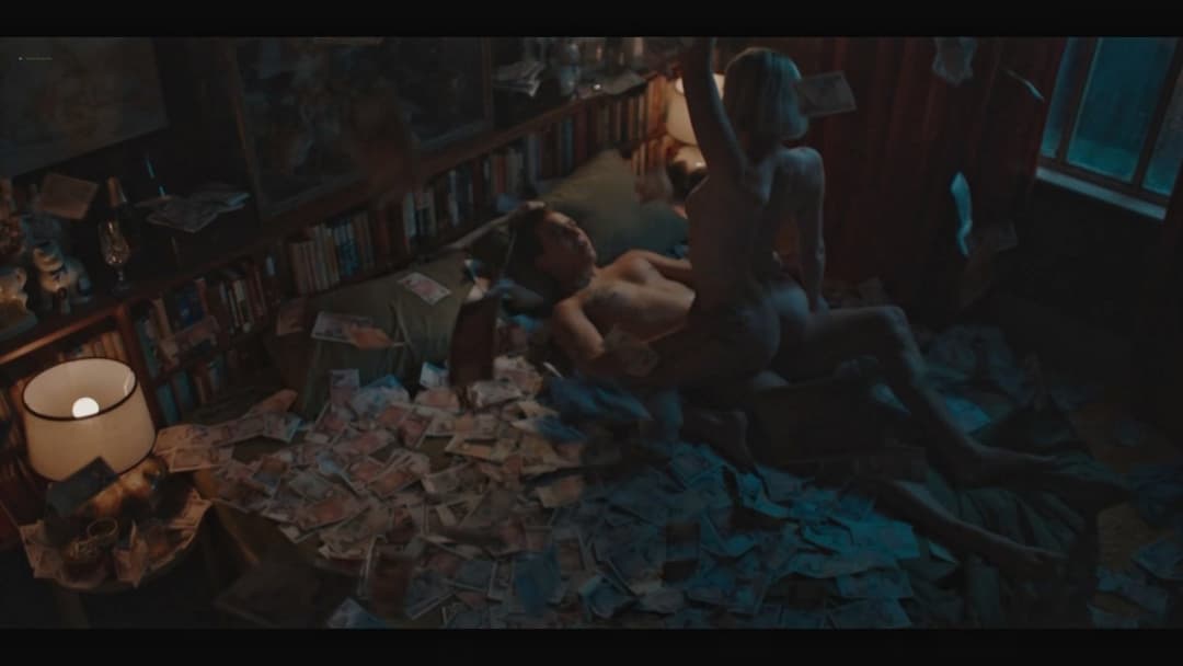 Game of thrones actress Sophie Turner flashes tits on beach.