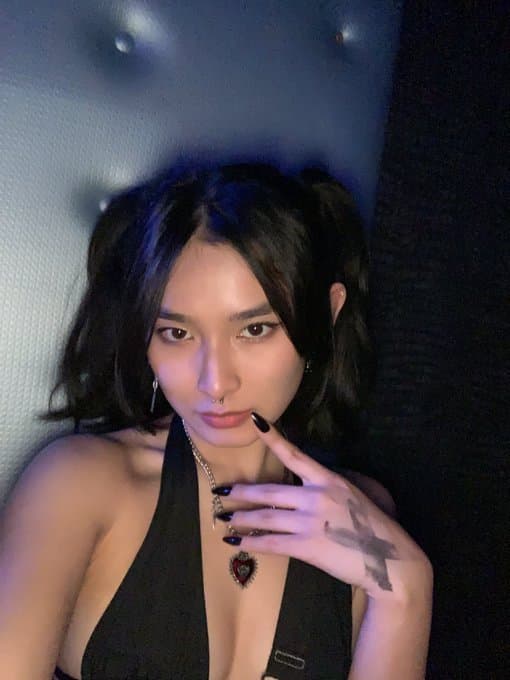 Click to view full size Amateur asian teen shows off her perfect pussy and blowjob skills