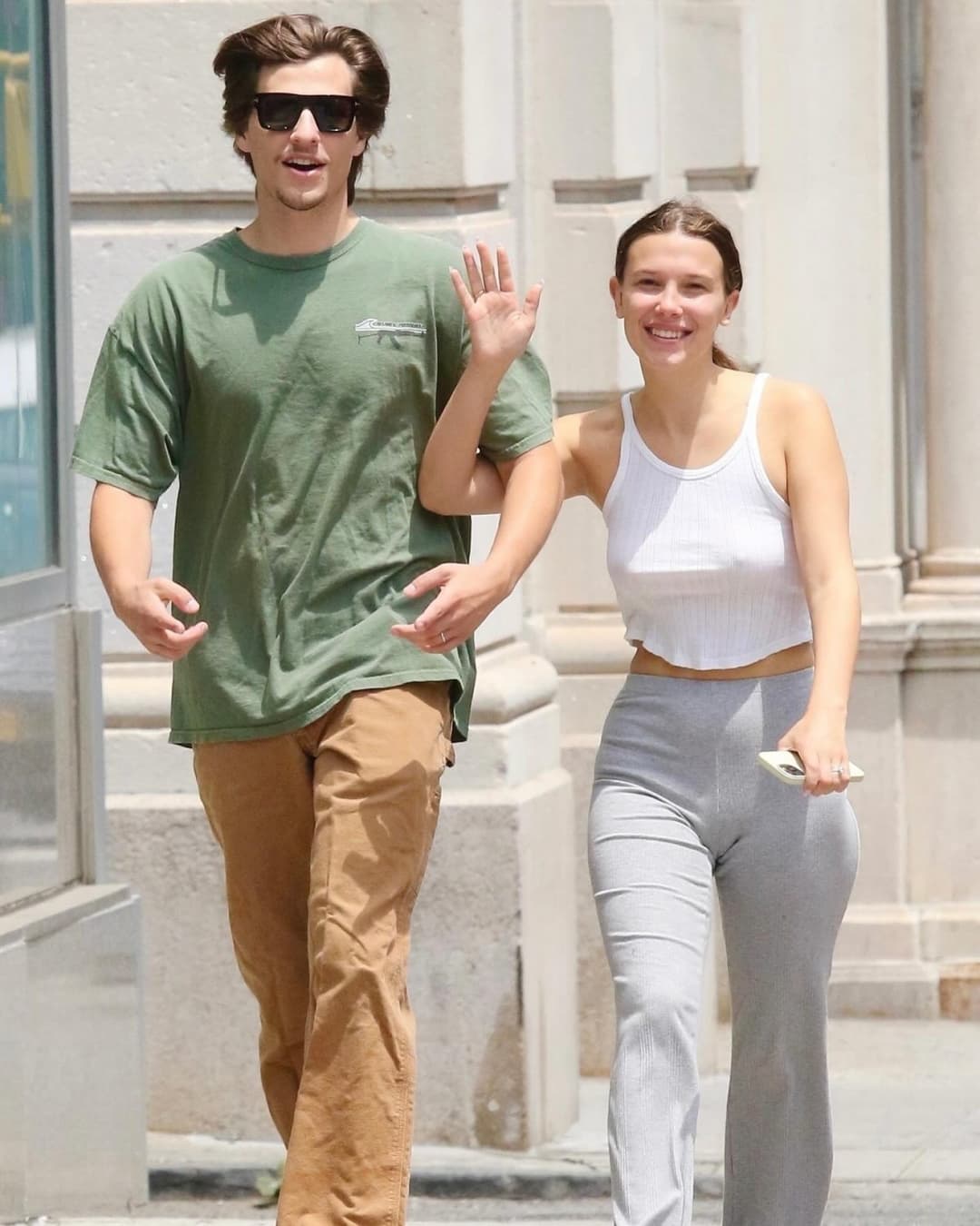 A vagabunda precisa ser segurada e engravidada na frente do marido