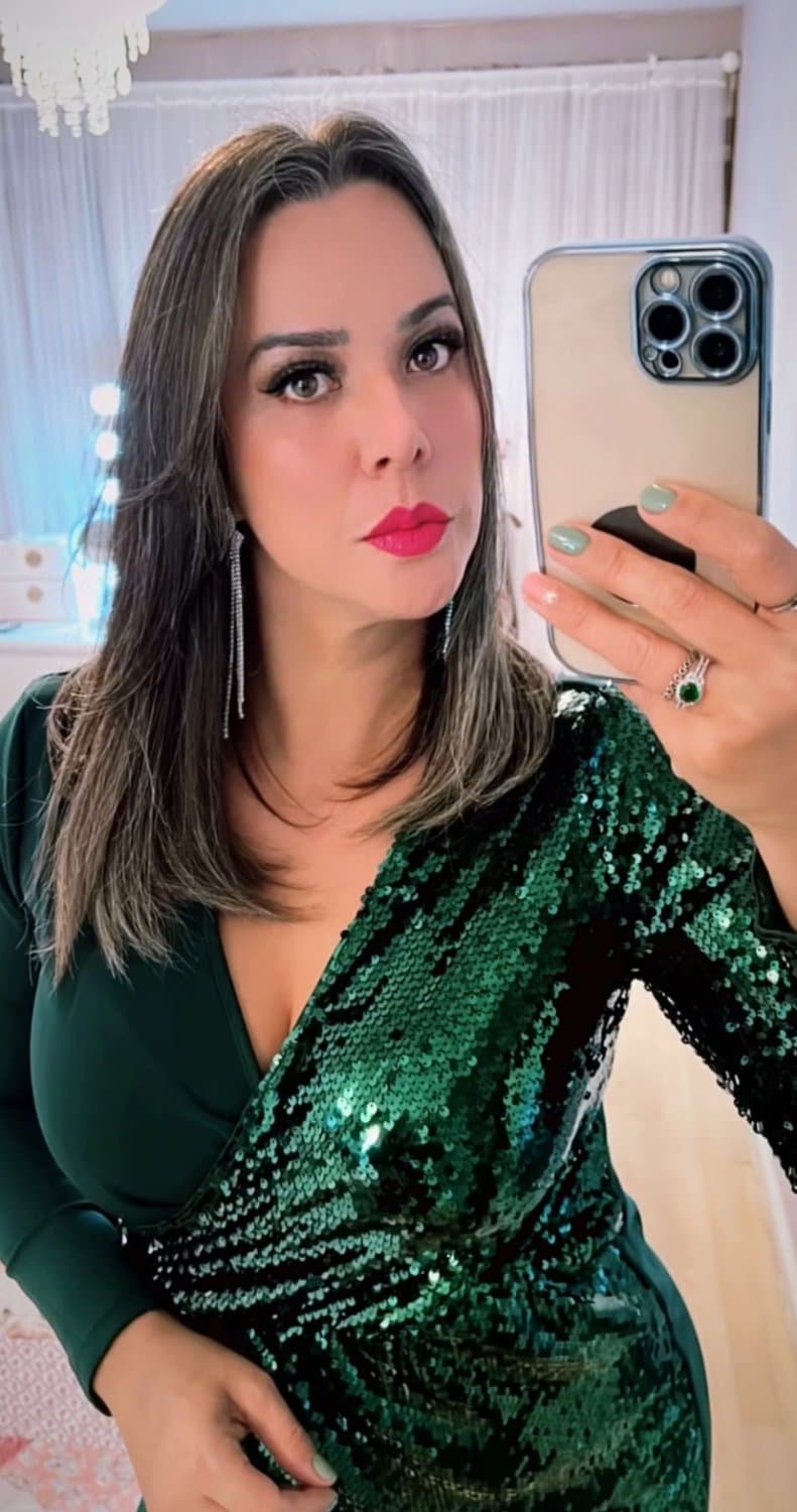 My mum sexy sucking and fucking dm me if you want this milf mom she’s 41 and needs cock name Angela