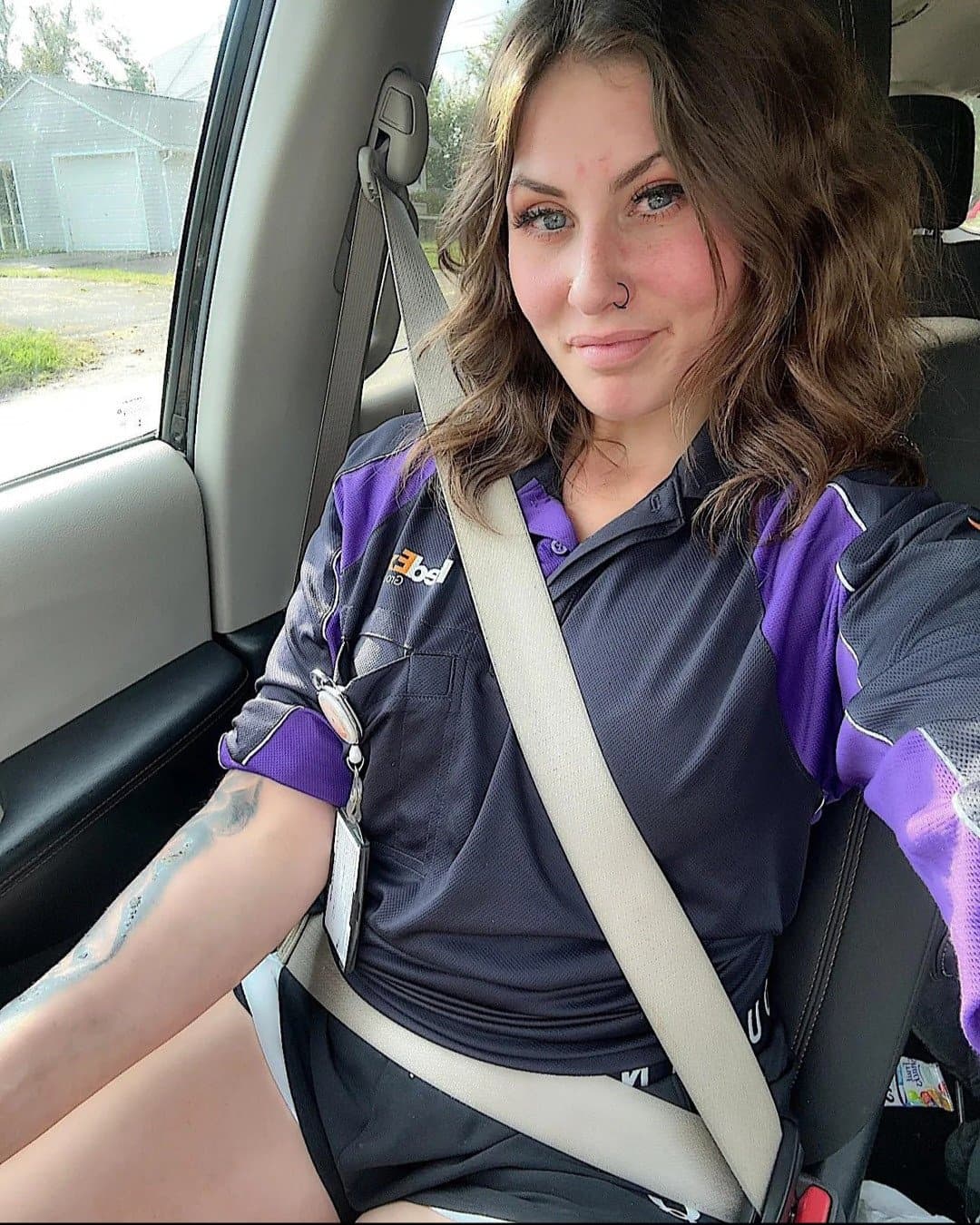 Delivery driver makes herself useful. Give her a back door delivery