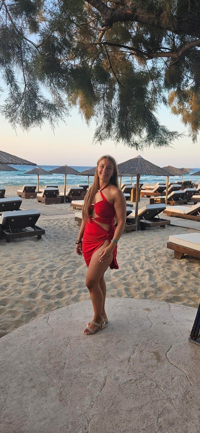 Amateur Milf | 30yo Dutch flight attendant mom turn you on?