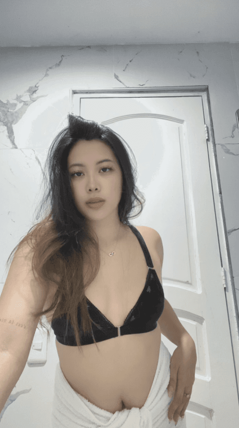 Vote: Fishnets or lace? Loser owes me a tribute ?