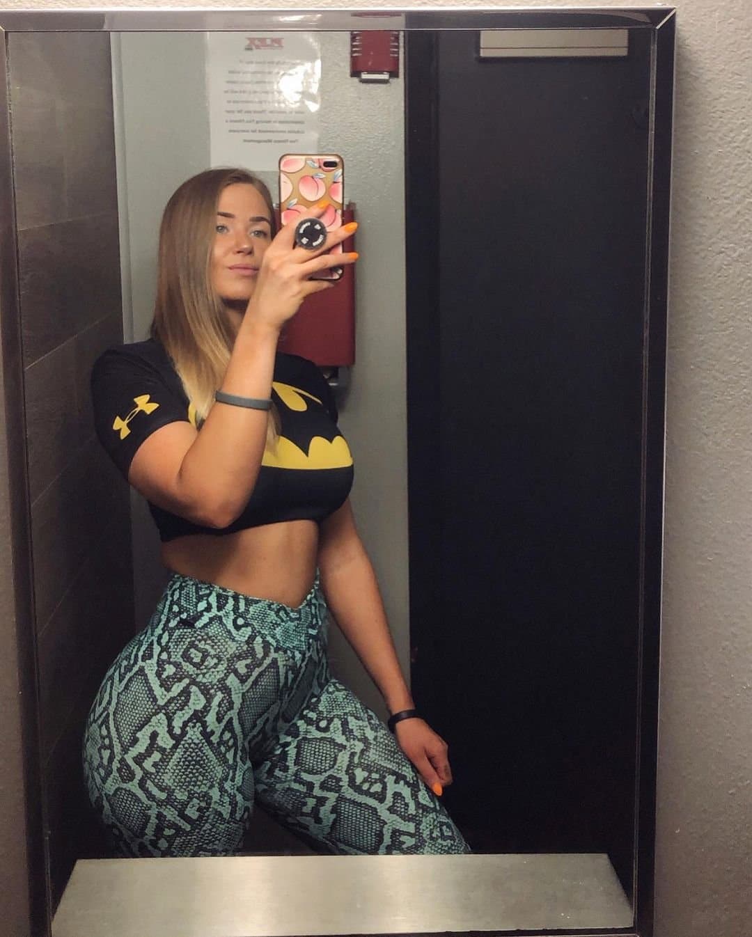 Thick Latina vs. Thick white girl pick