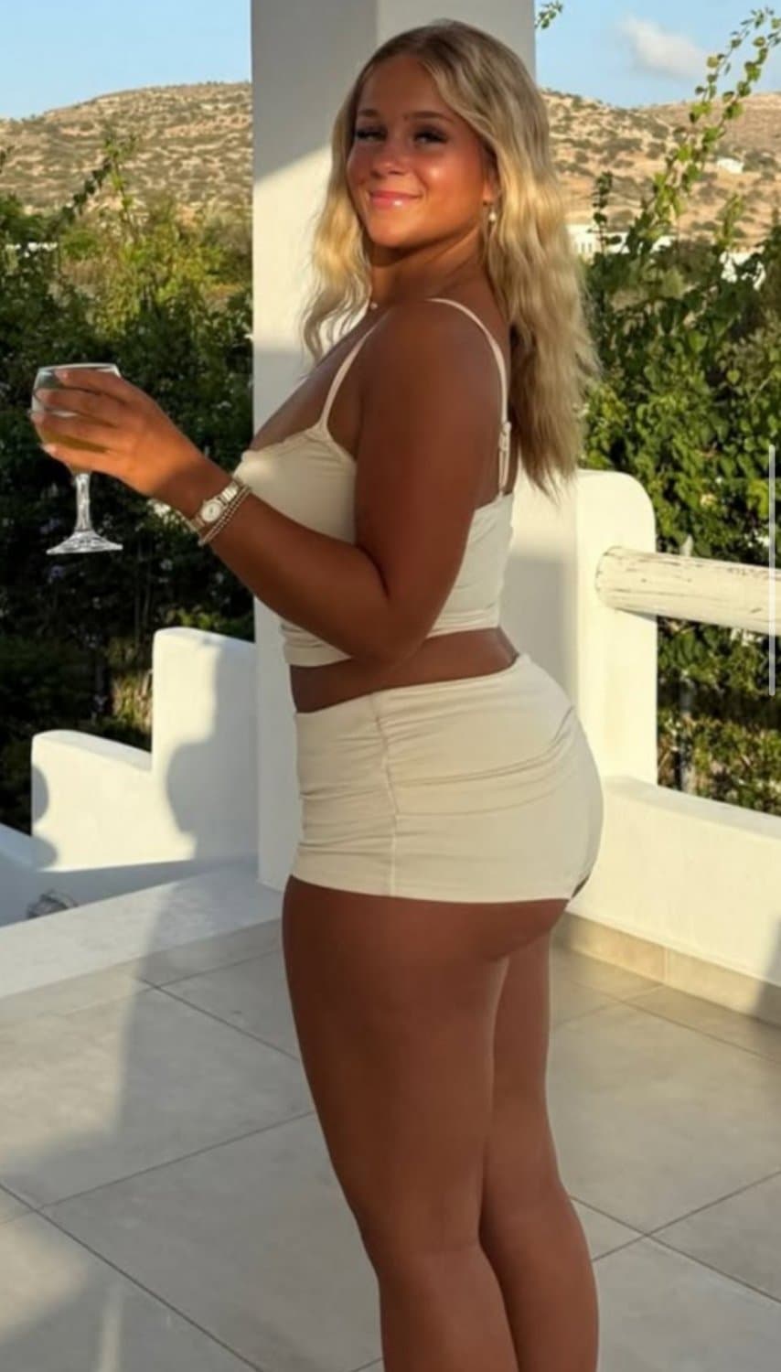 College freshman whore w a fat fucking ass I’m looking at & jacking off to