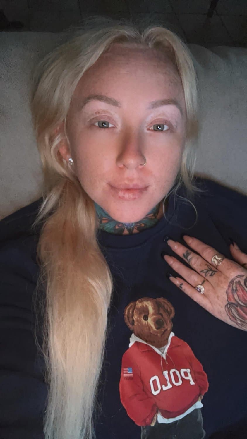 Click to view full size White freckled whore pussy play ?