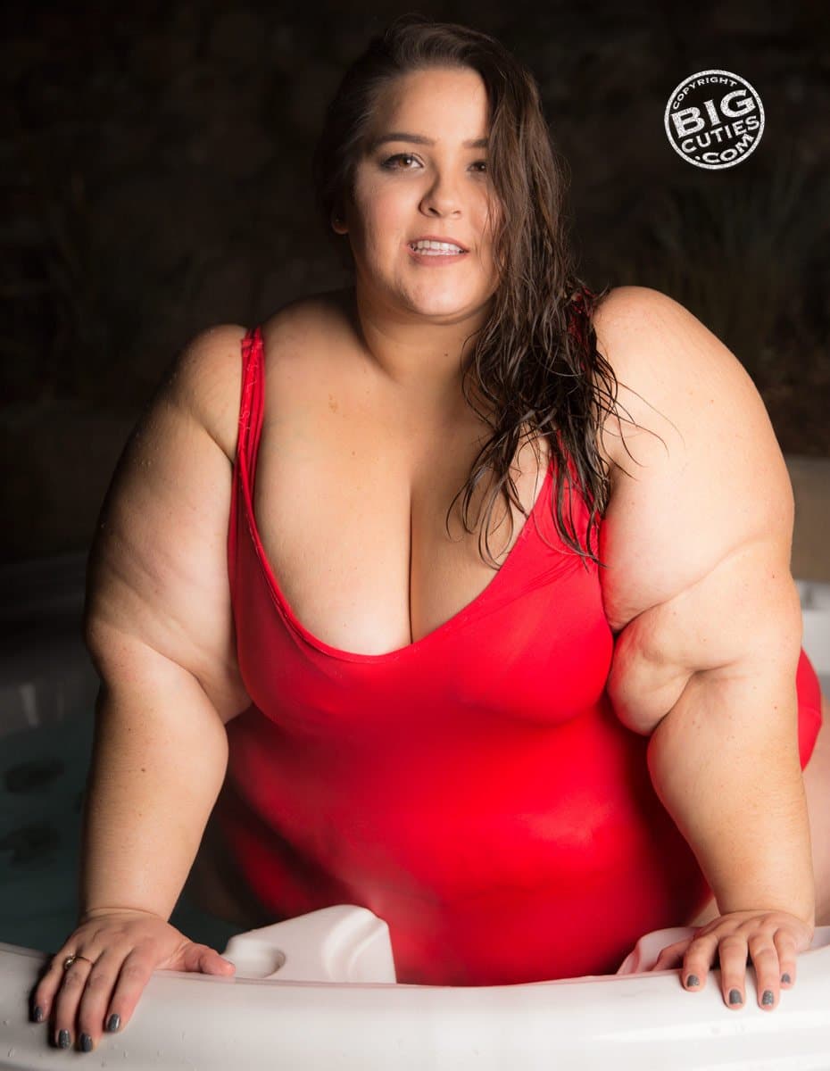 Click to view full size FAT GIRL SEXY JUICY RED APPLE