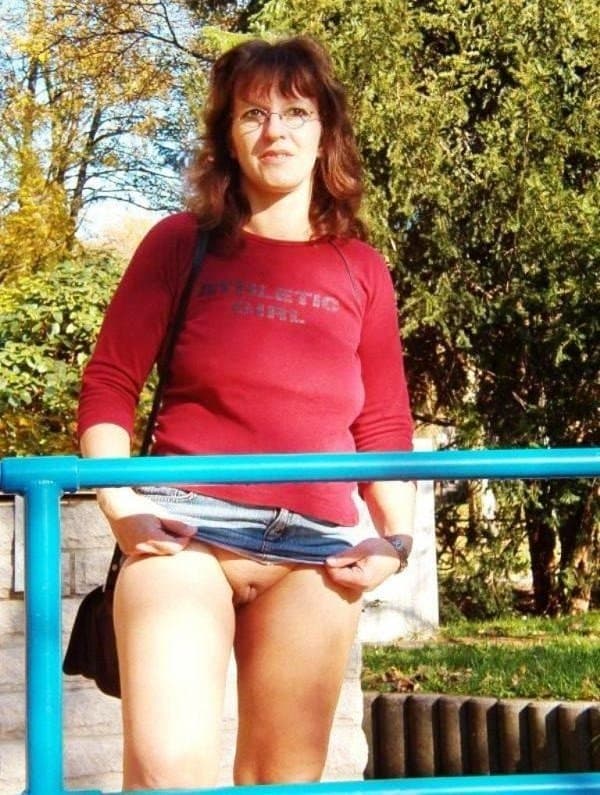 Kerstin ohne Slip unterm Rock -2