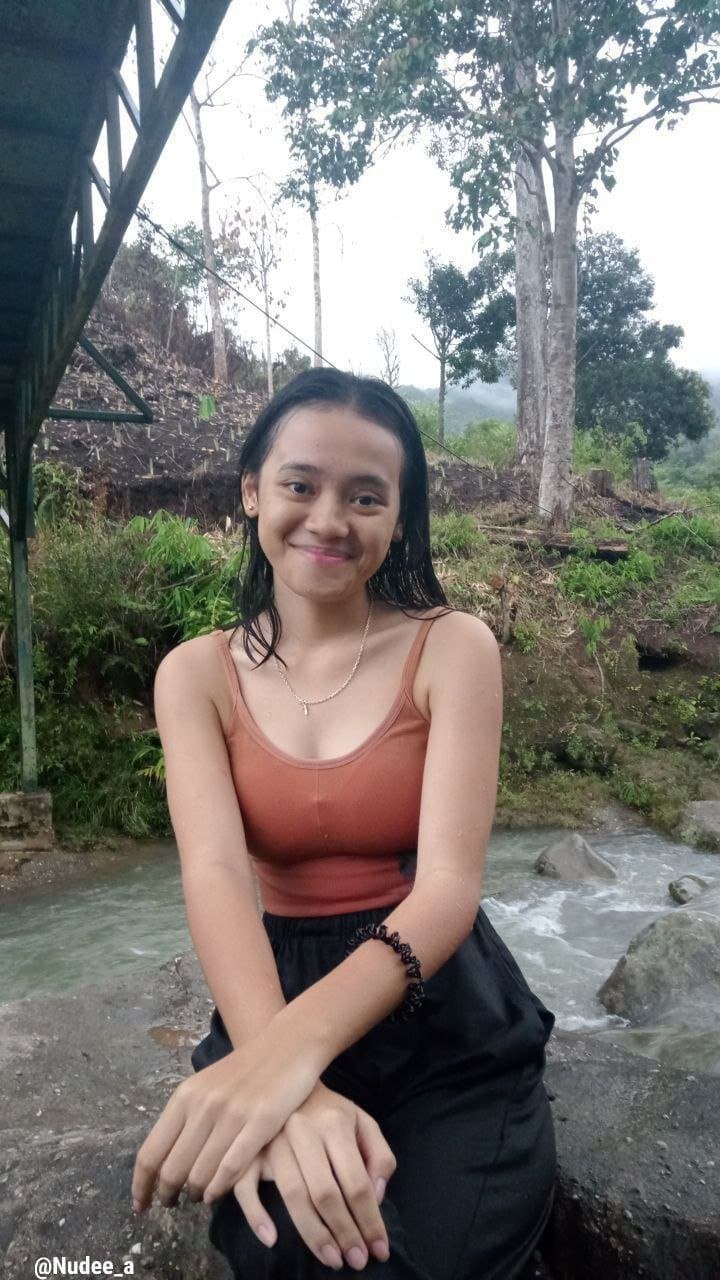 A young girl who wants to show off her naughty pussy