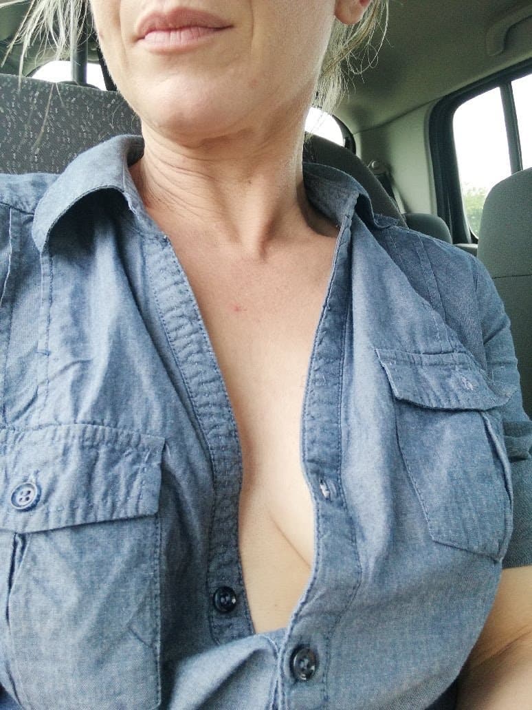 Sophie75 exhib devant des voyeurs dans les bois et ailleurs