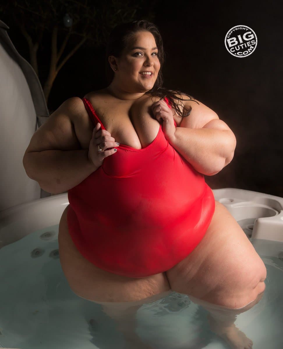 Click to view full size FAT GIRL SEXY JUICY RED APPLE