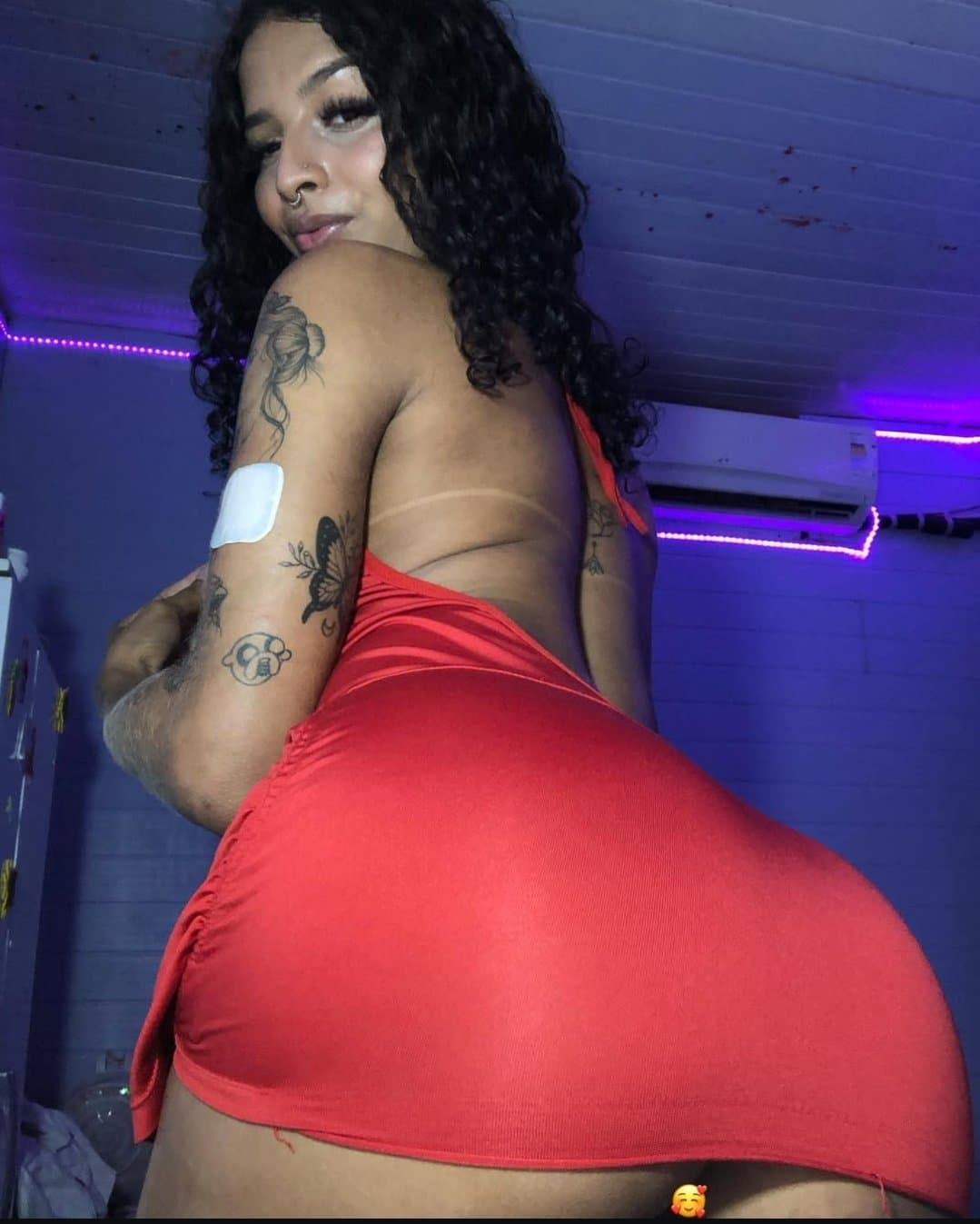 Bati tanto punheta para ela que acho que engravidei essa preta gostosa rabuda que gosta de se exibir