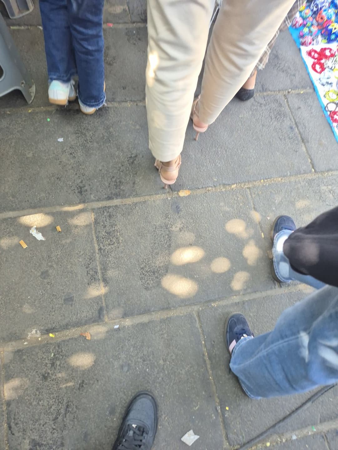 Click to view full size Ricos pies en la calle, strip y de mas