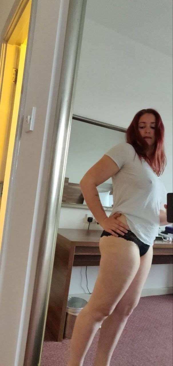 Dumb webwhore Holly Taylor wants everyone to see her ugly body