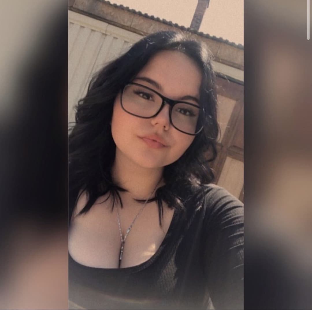 Laura 20 flashing boobs and sucking dick like a professional