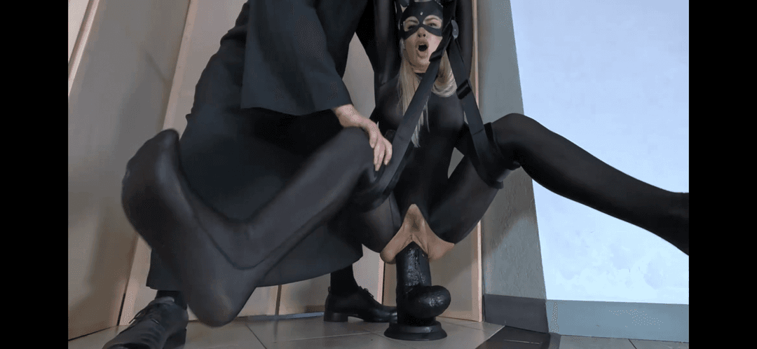 Crazy wife riding huge dildo ??