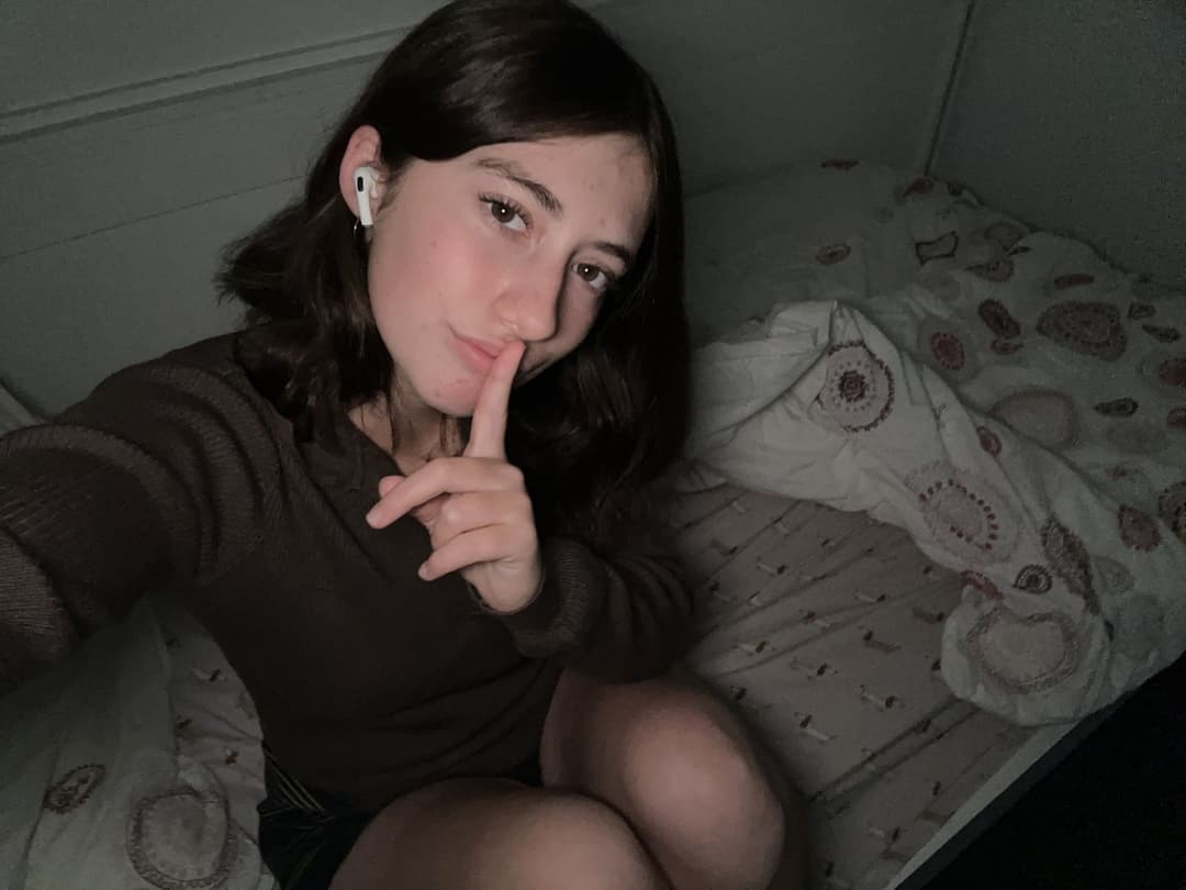 18 she plays with my dick real good she slurp it and made me cum all over her mouth