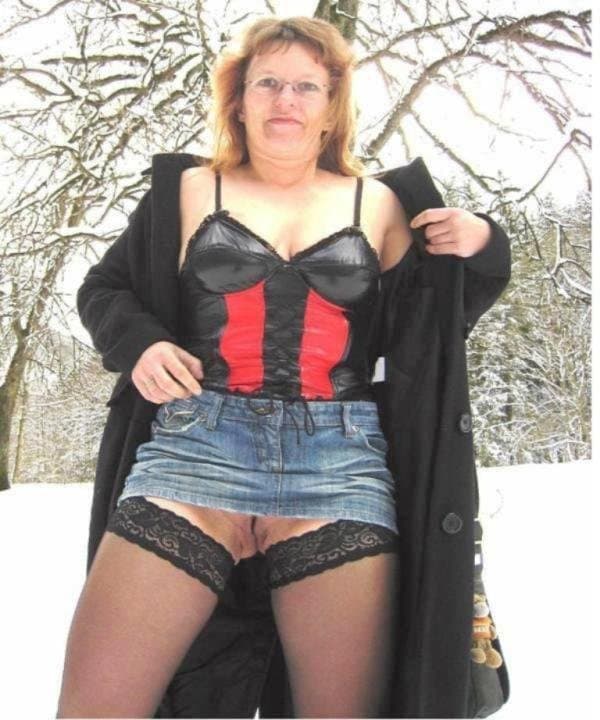 Kerstin ohne Slip unterm Rock (1)