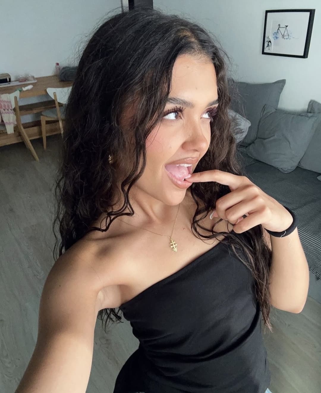 Ainara chinea, una puta ninfomana cuyo único talento es levantar pollas y ser una cerda