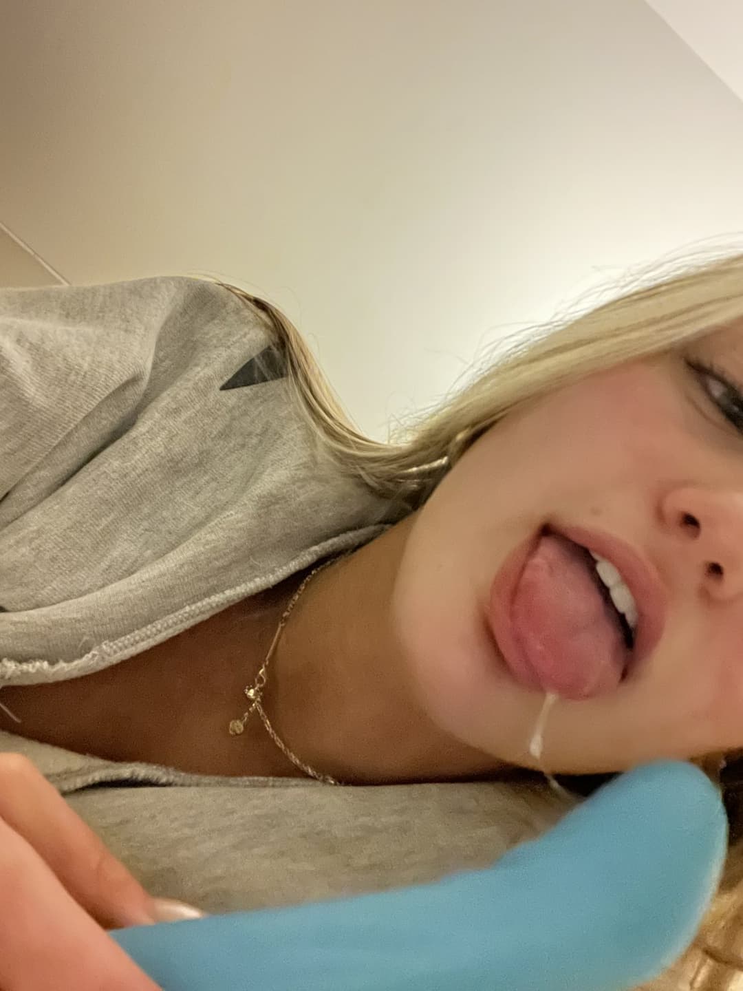 Hot teen blonde masterbates