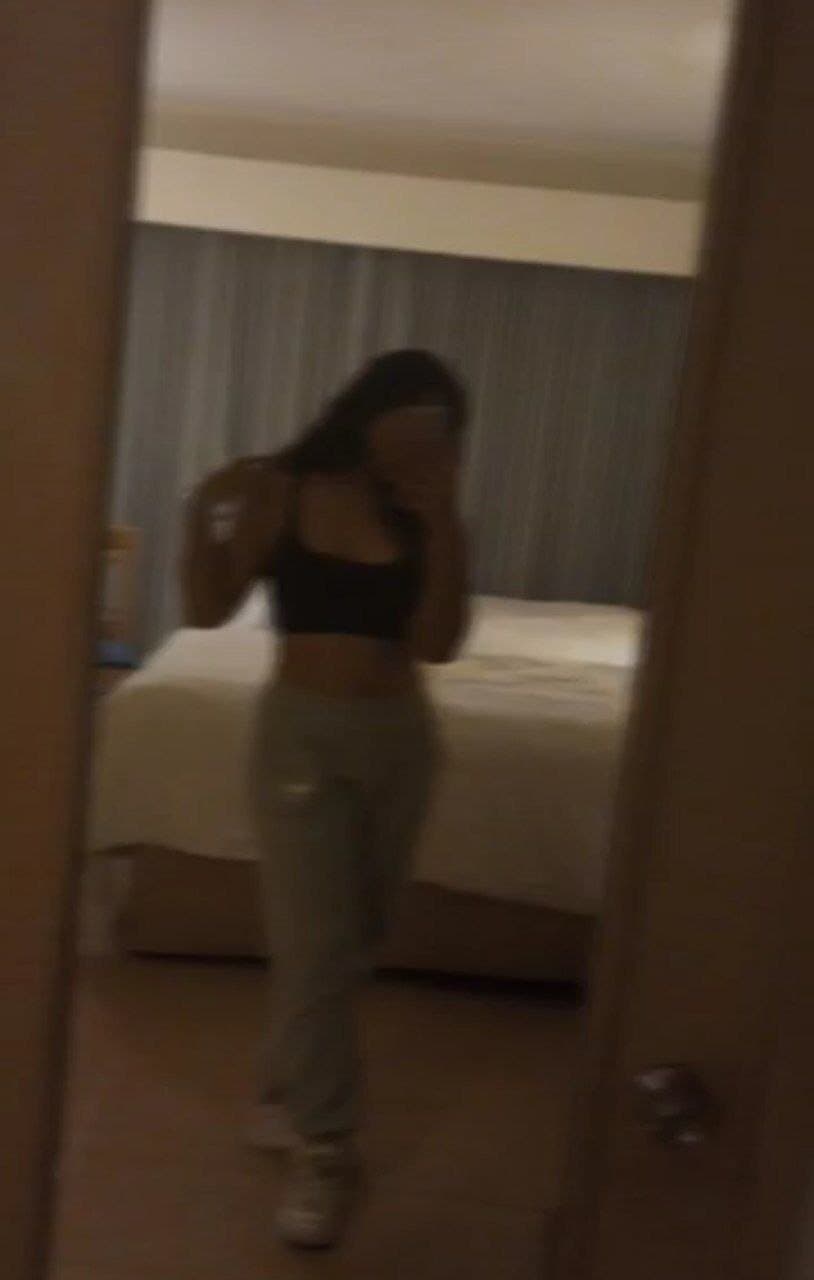 Se pone cachonda estando sola