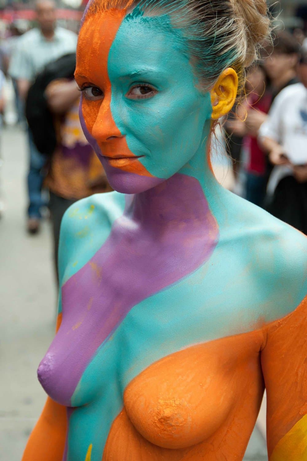 Nudist girls doing body paint in public