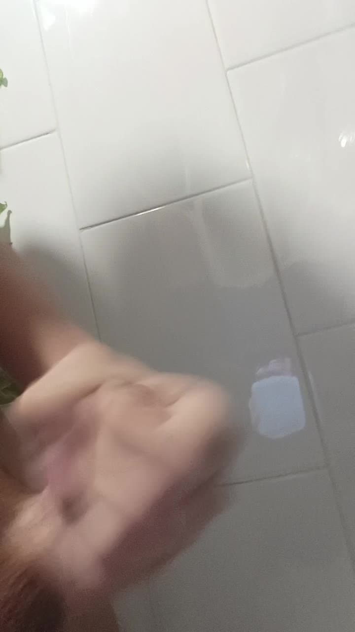 Mi pene de 8cm sacando lechita ?                    Busco muchachas para intercambio de fotos ??