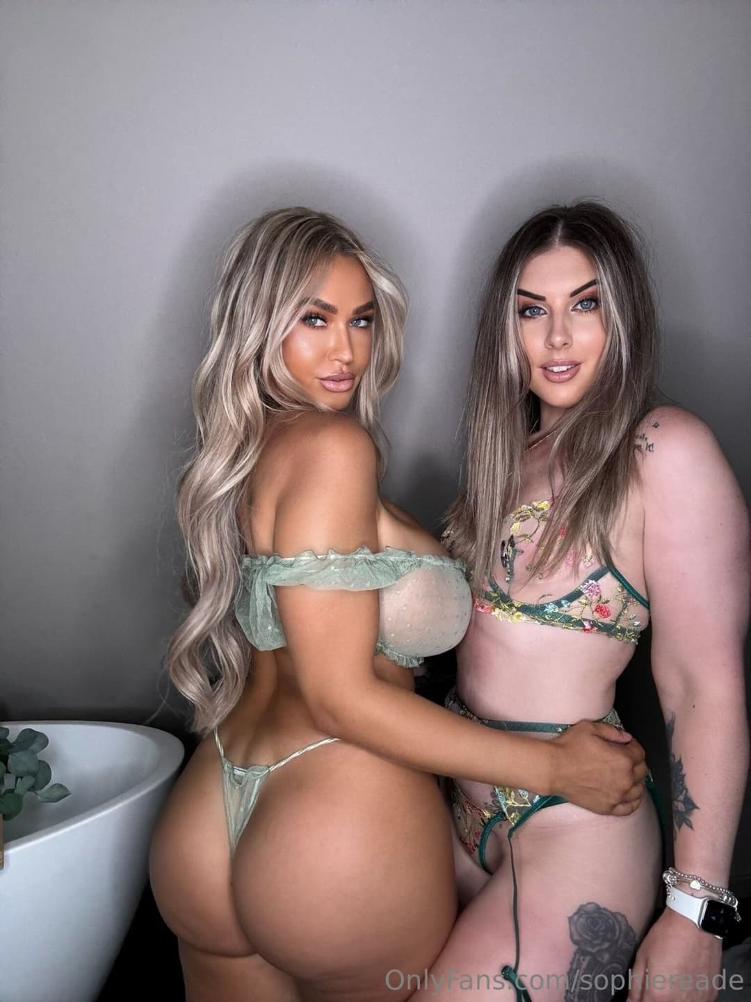 Huge bimbo tits on this beautiful bimbo - Sodɥᴉǝɹǝɐpǝ