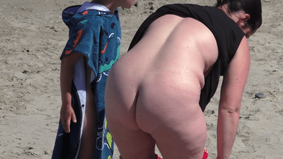 lovely chubby milf showing lovely ass