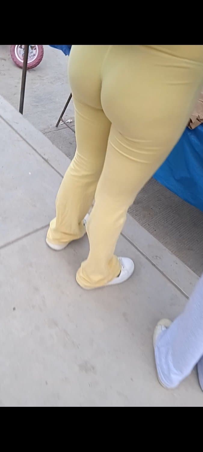 Morena culona de pantalon licra amarillo