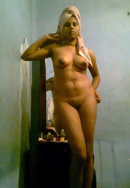 Sri Lankan sexy girl loves to show her sexy body