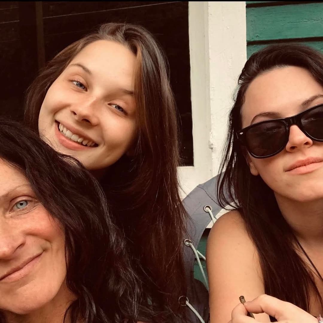 Little sis has a slutty older sis role model