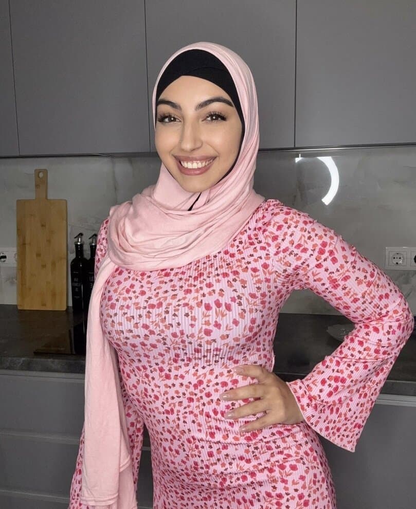 Noémy la plus grosse chienne arabe ?? ( Gros Seins - Gros Cul )