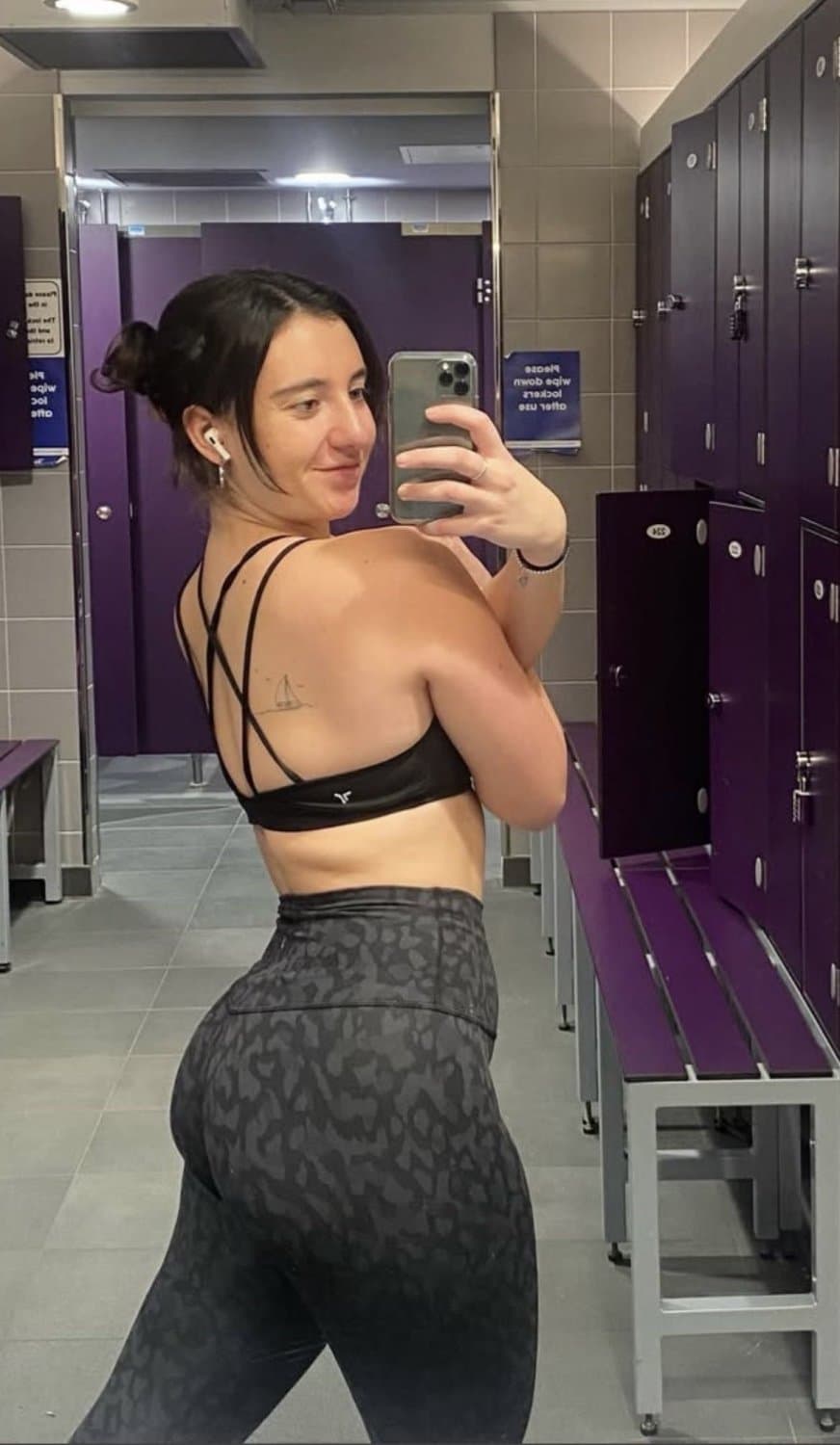 sexy bella with her sexy body