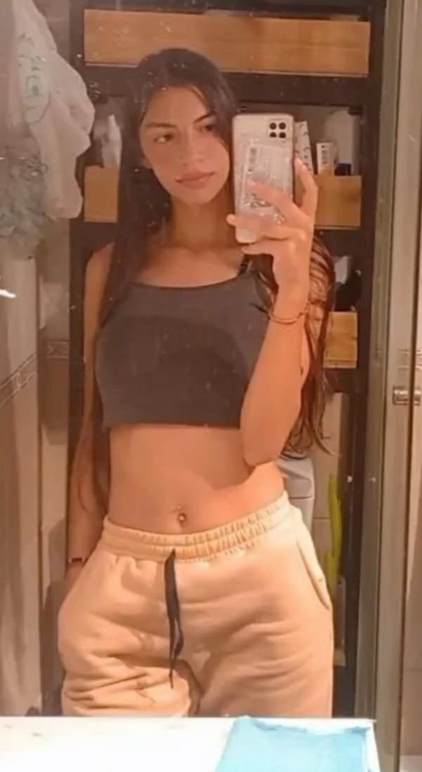 Flaca linda turrita culona mostrando su Concha depilada sabrosa (Aporte de seguidor)