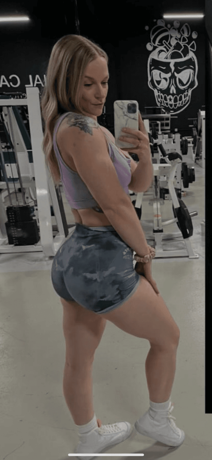 Fitness girl let some lucky scrawny asshole grab her big ass in yoga pants as they madeout in gym