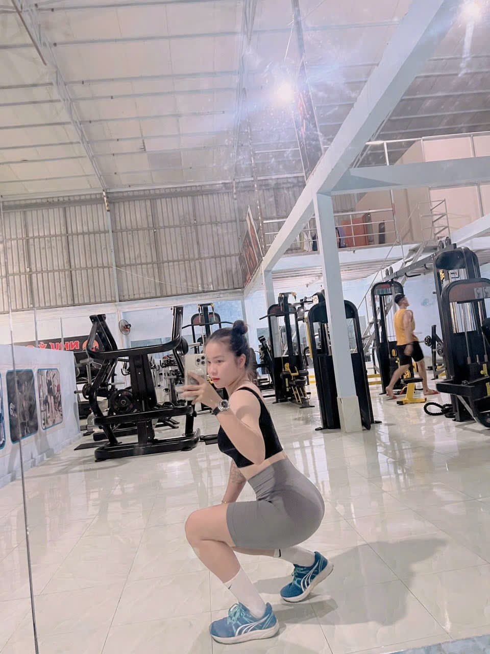 Sexy vietnam PE teacher, juicy fat ass and wet pussy when she teach her student, look at her beaty